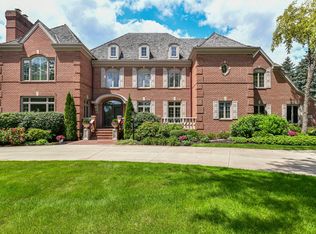 10505 N Pine Ridge Dr, Mequon, WI 53092