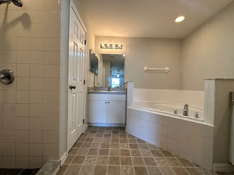 1123 Doncaster Ct — Photo 23