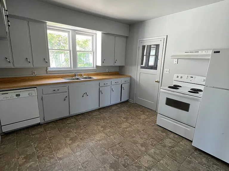 527 E Lowell St — Photo 3