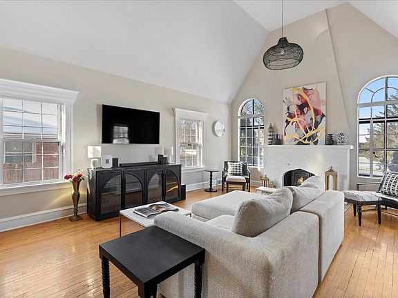 2nd image of 330 E Saint Charles Rd