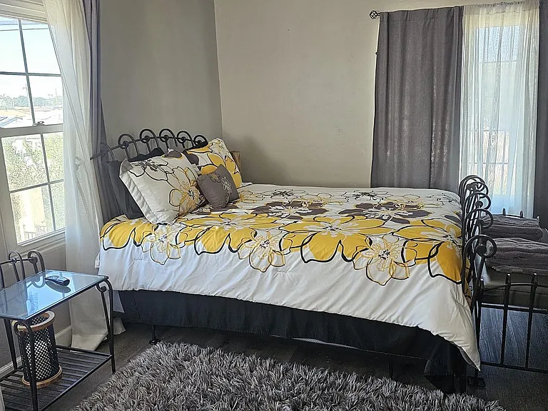Master bedroom, Queen bed