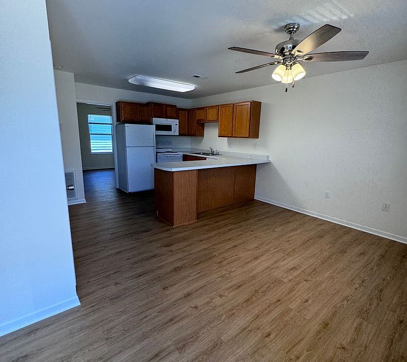 2nd image of 105 Oaktree Ln APT 6