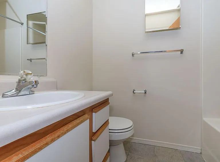 Regency Court Apartments — Photo 25