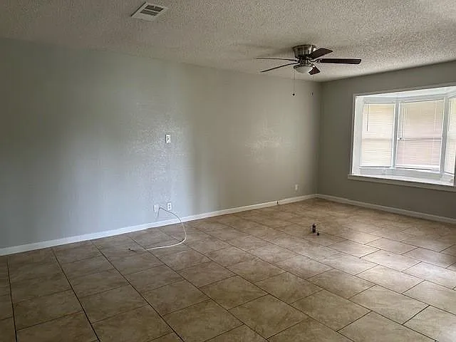 930 N Fannin Ave — Photo 2
