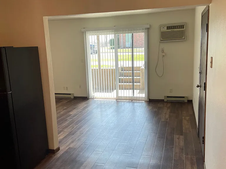 Immaculate Updated 1 and 2 Bedrooms with 1 Bath — Photo 9