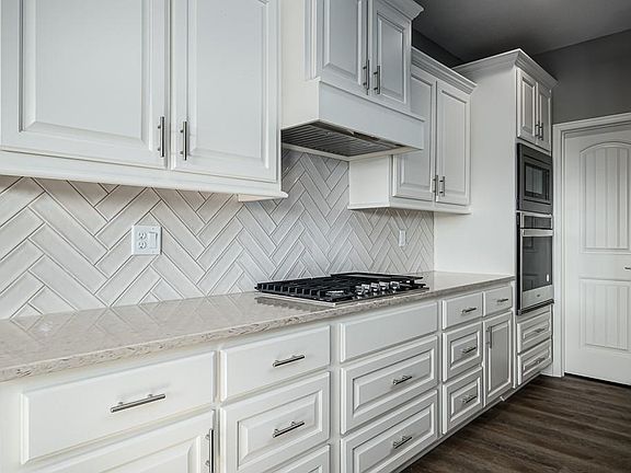 5th image of 15601 Austin Ct
