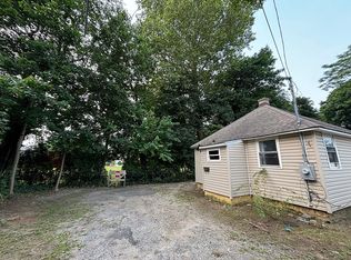 15 Helen Ln, Great Neck, NY 11024