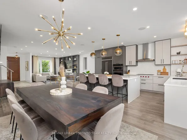 58 Manitoba St, Toronto, ON M8Y 1C9