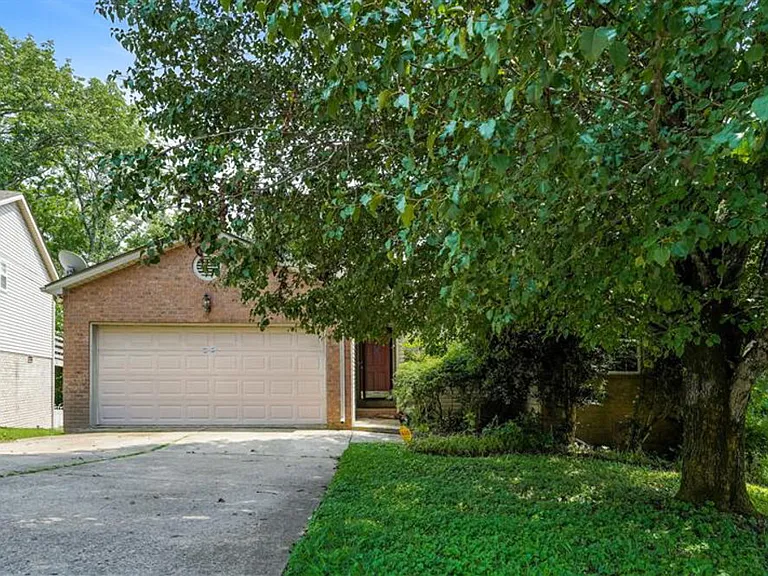 136 Bradford Cir — Photo 1