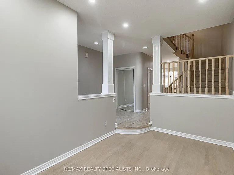 2115 Pinevalley Cres — Photo 7