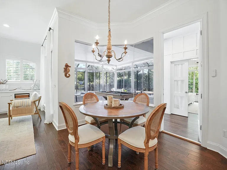 150A N Roscoe Blvd — Photo 16