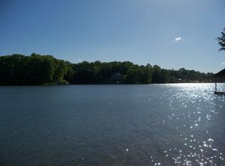 22 Lakemount Dr, Moneta, VA 24121