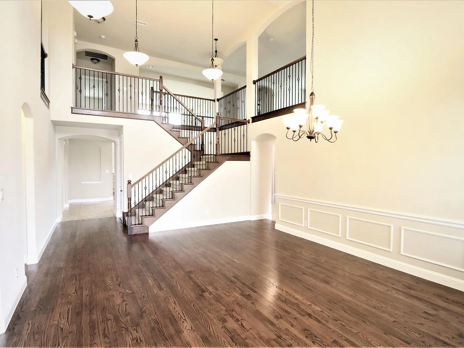 5 bed, 3.5 bath, 4986 sqft, $3,850 — Photo 3