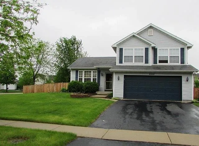 4502 Victoria Dr photo 1