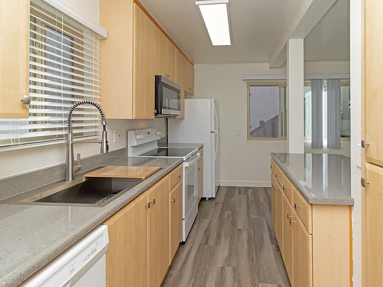 Adams Street Apartments — Photo 25