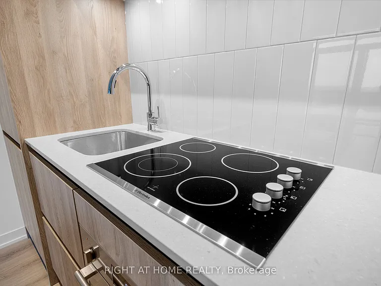 7950 Bathurst St #1424 — Photo 10