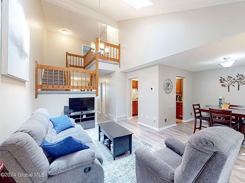 4th image of 4037 Chaucer Place