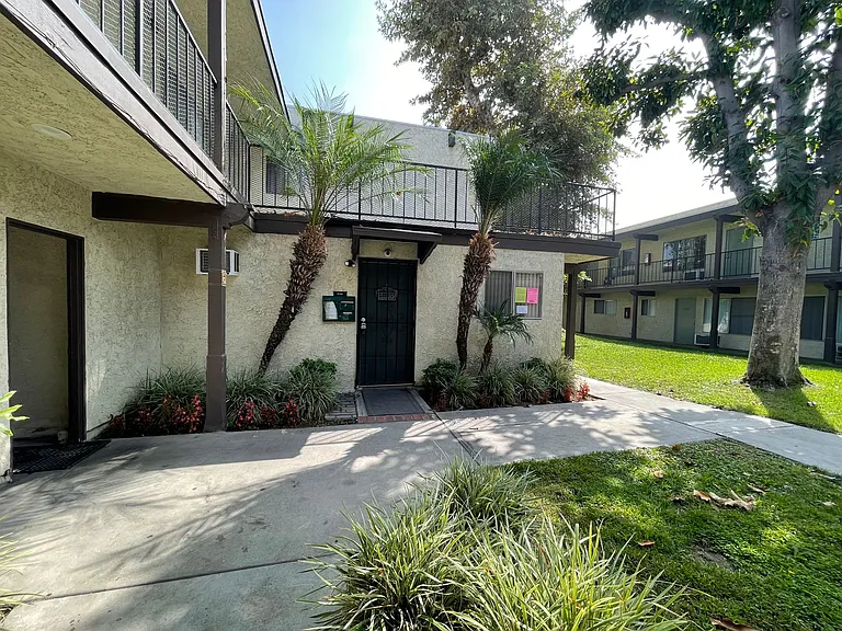 STUNNING APARTMENT! GREAT LOCATION! POOL PROPERTY — Photo 1