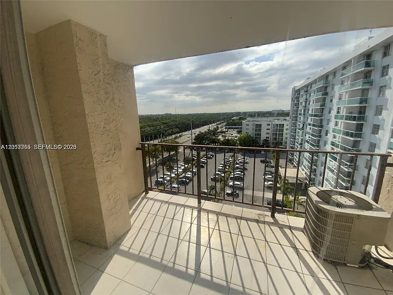 2903 N Miami Beach Blvd #905 — Photo 3