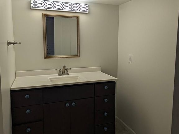 5th image of 750 Elm Ct