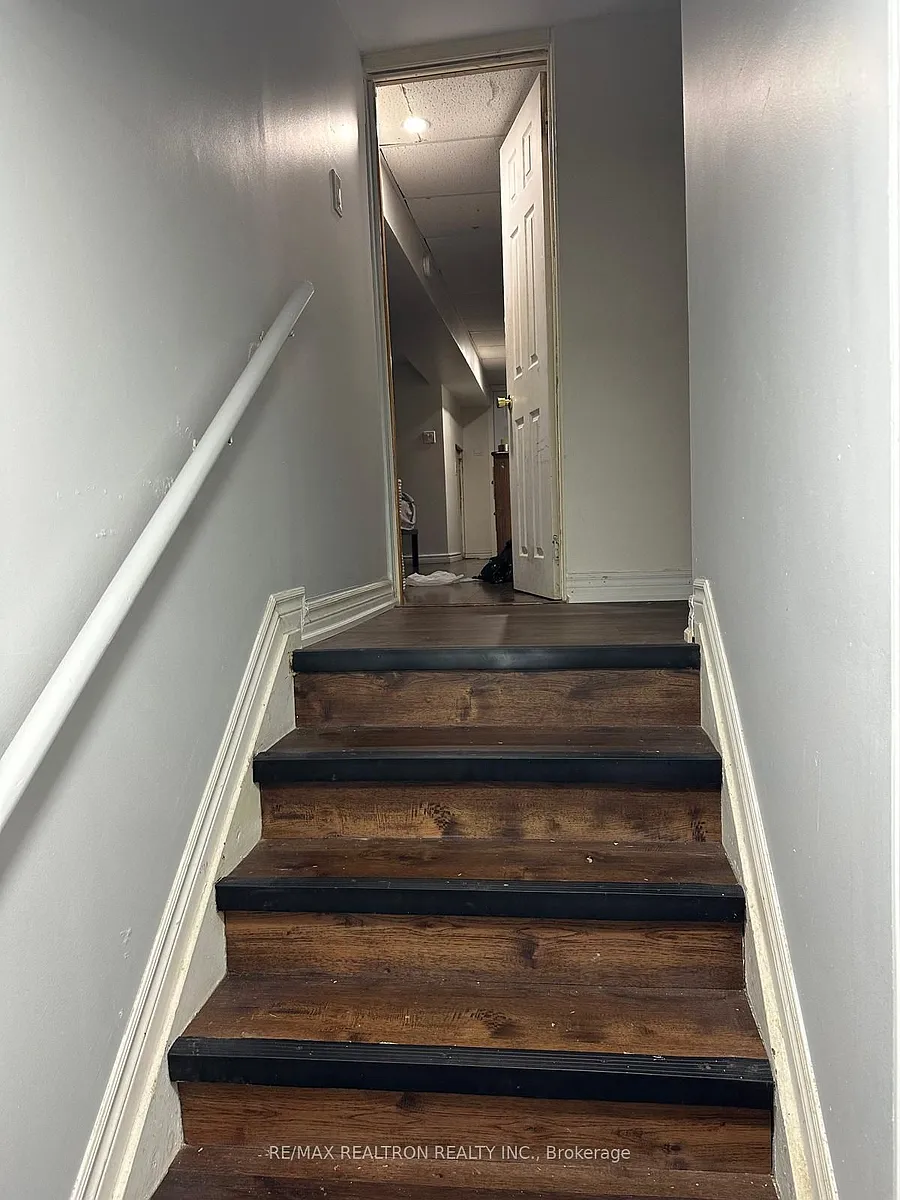 Building Photo - 45 Baroness Cres #BASEMENT