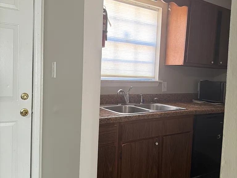 2614 McLelland St #3 — Photo 6