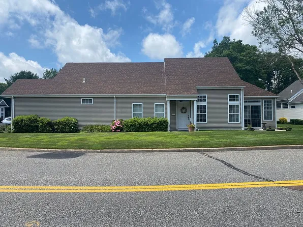 511 Leisure Dr, Ridge, NY 11961