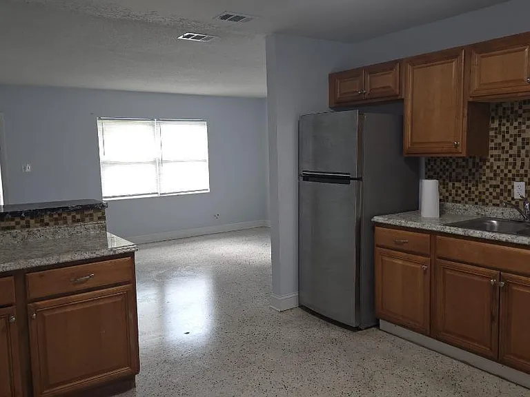 2736 Seneca Ave — Photo 16