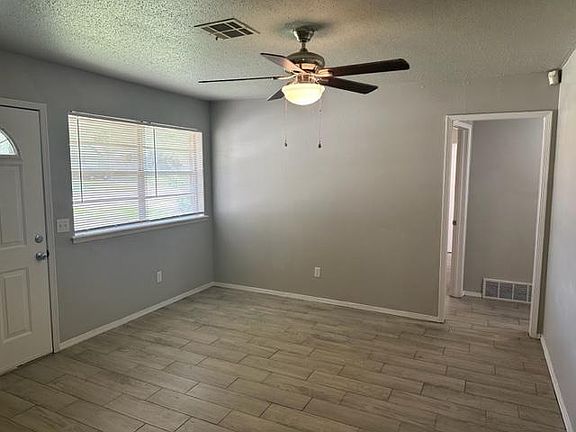 2nd image of 909 Hampton Dr