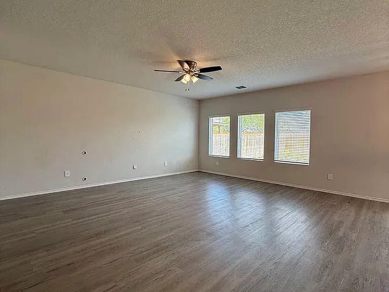 1123 Whitneyway Ln — Photo 5