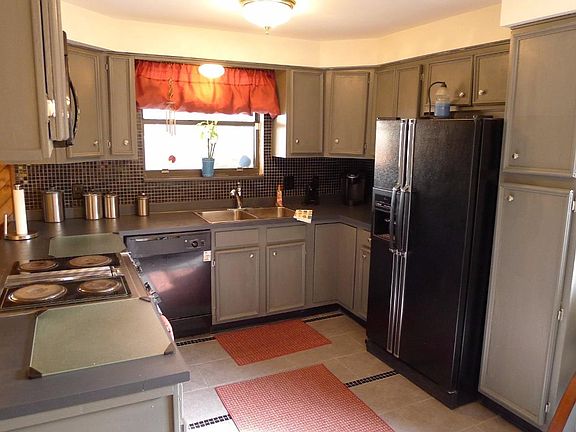 2nd image of 2060 Miller St