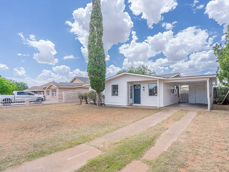 504 Howard Dr — Photo 2