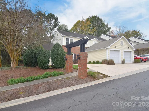 2221 Oak Hill Village Ln, Charlotte, NC 28217