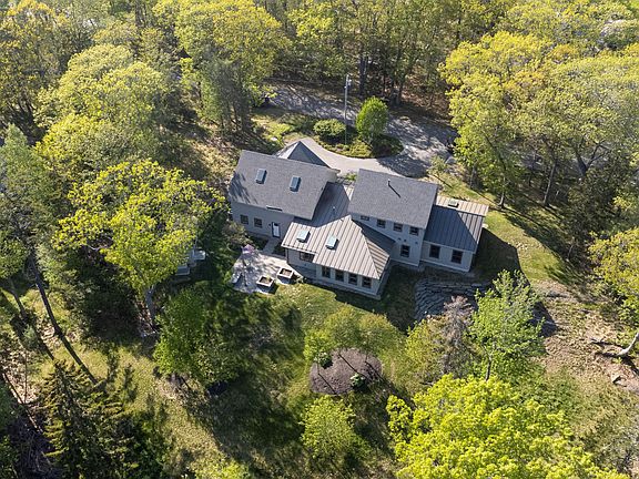 5th image of 4 Woods Knoll Drive