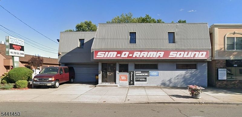 1st image of 572 Union Blvd