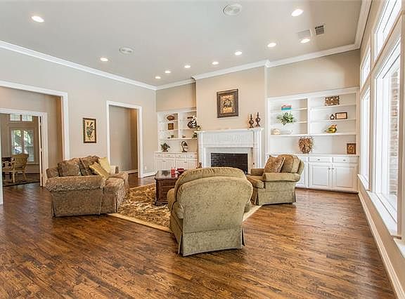 3rd image of 5802 Knightsbridge Dr