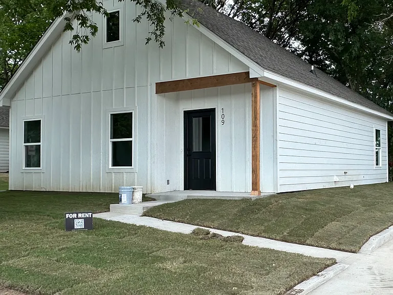 109 N B St — Photo 1