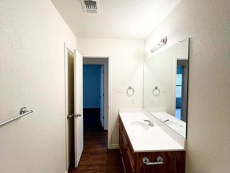 1515 Justin Loop #B — Photo 18