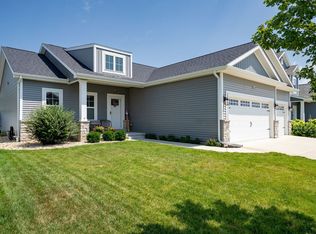 16 Stonehouse Ct, Bloomington, IL 61705