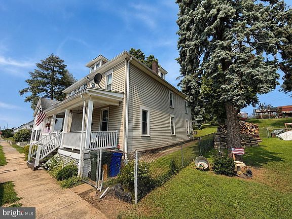 2nd image of 835 Chestnut St