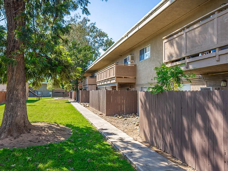 Azalea Court — Photo 19