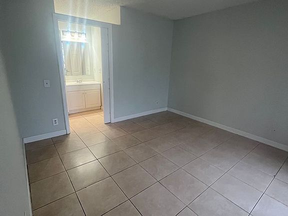 5th image of 752 Executive Center Dr APT 15