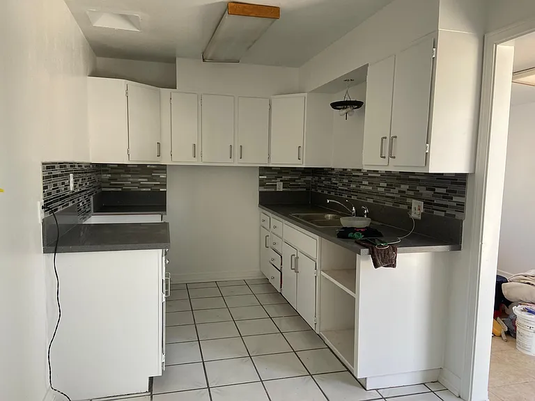 1216 W Newgrove St — Photo 2