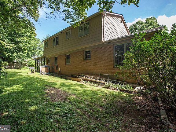 3rd image of 7904 Charleston Ct