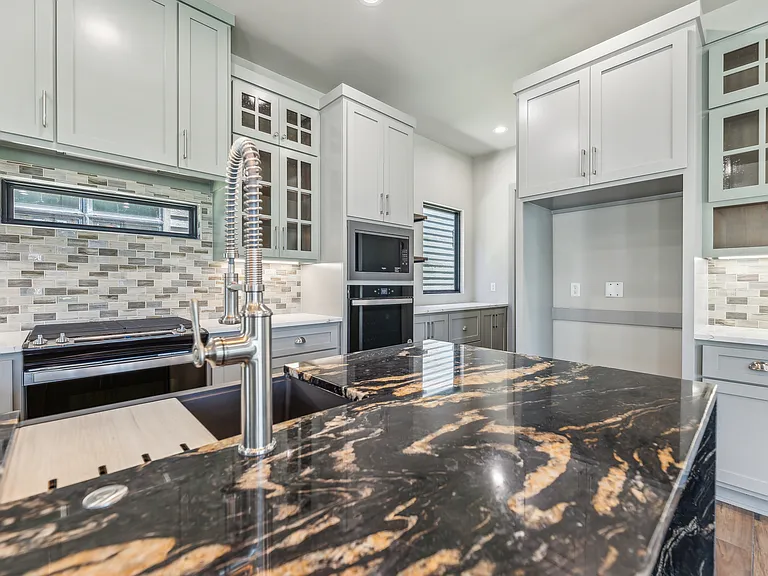 421 W Fort Worth St — Photo 12