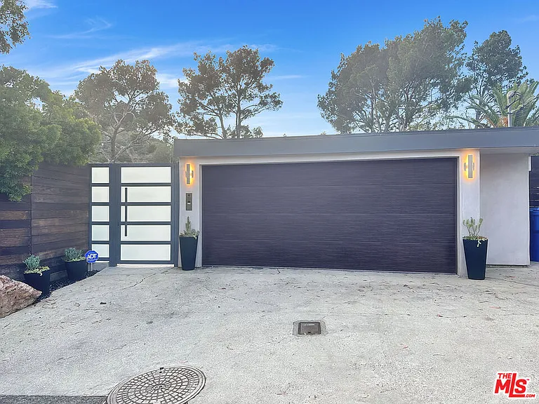 8265 Mannix Dr — Photo 21