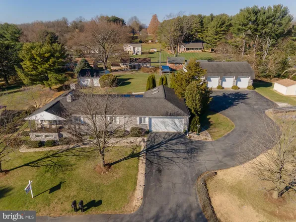 11816 Robinwood Dr, Hagerstown, MD 21742