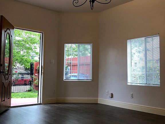 ENTRY LIVING ROOM VIEW TO STREET