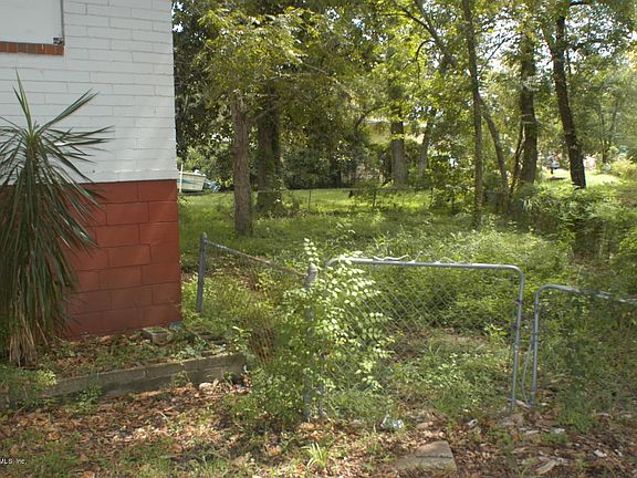 4th image of 372 W 61st St