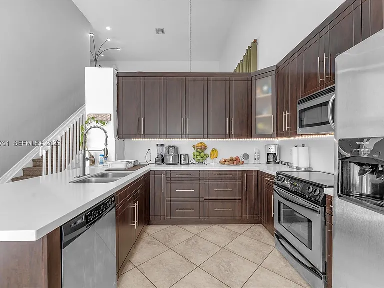 1755 NE 37th Ave — Photo 5